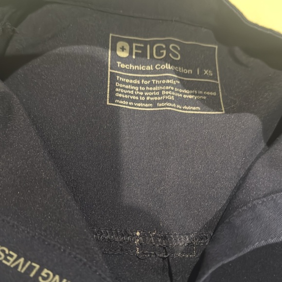 FIGS Rafaela oversized scrub top - Picture 2 of 3